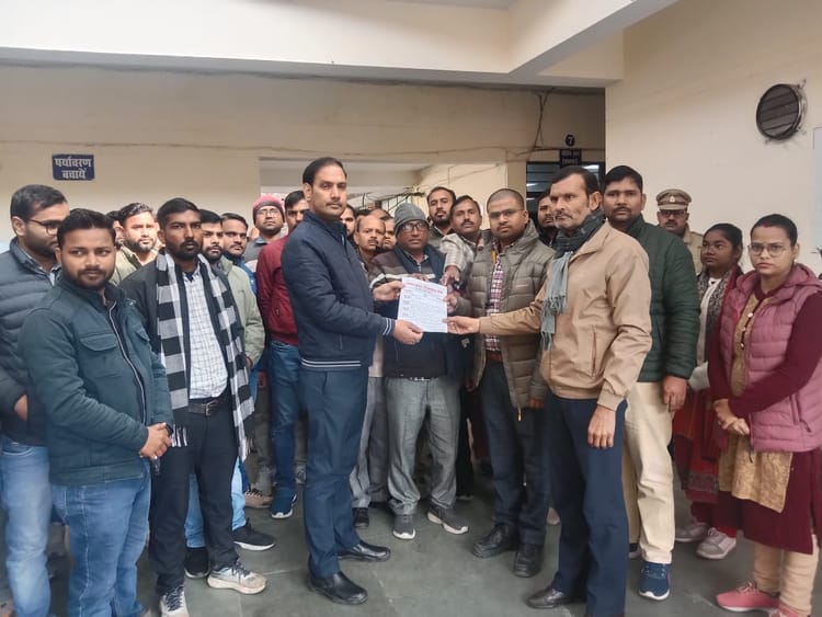 Lakhimpur - Lakhimpur Kheri News: कंबल वितरण मामले में अब लेखपाल कूदे, किया प्रदर्शन