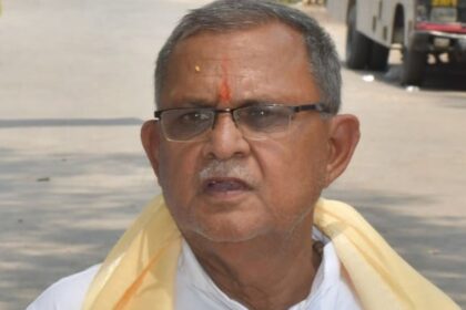 UP Politics: - UP Politics: अधिकारी काम नहीं करेंगे तो क्या जूता नहीं खाएंगे, सपा सांसद सनातन पांडेय का विवादित बयान