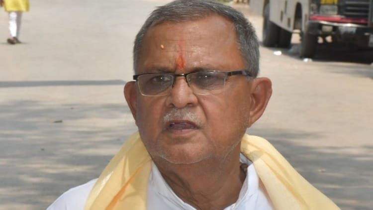 UP Politics: - UP Politics: अधिकारी काम नहीं करेंगे तो क्या जूता नहीं खाएंगे, सपा सांसद सनातन पांडेय का विवादित बयान