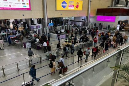 यूपी: - यूपी: दिल्ली से बागडोगरा जा रही फ्लाइट में बम की सूचना से मचा हड़कंप, लखनऊ एयरपोर्ट पर उतरा विमान