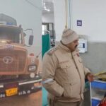 कोहरे - कोहरे के कारण हादसा: पीलीभीत में असम हाईवे पर डिवाइडर से टकराई पीएसी की गाड़ी, आठ सिपाही घायल