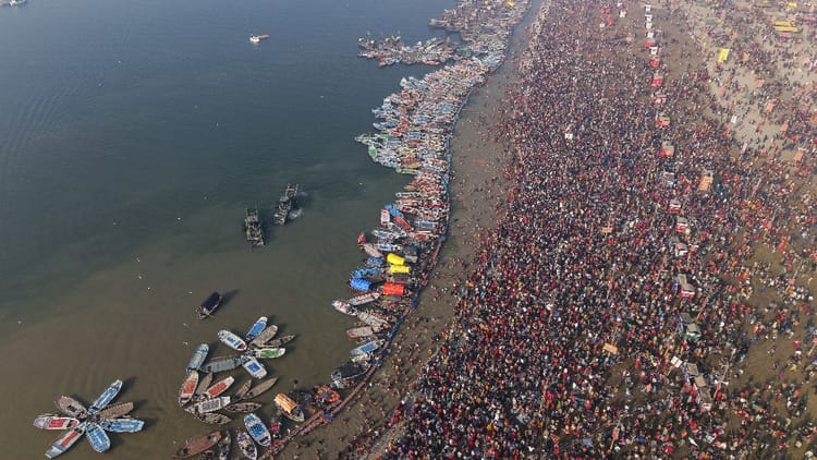 Magh - Magh Mela Snan Live: मौनी अमावस्या पर 12:00 तक तीन करोड़ 15 लाख ने किया स्नान; श्रद्धालुओं पर फूलों की बारिश