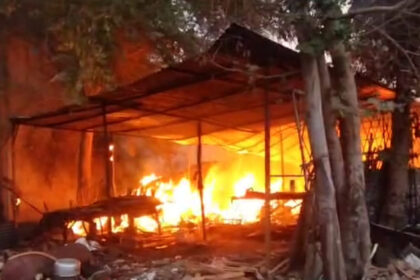 Jalaun: - Jalaun: फर्नीचर के गोदाम में लगी आग, सोफा-डबल बेड सहित लाखों का सामान जलकर राख