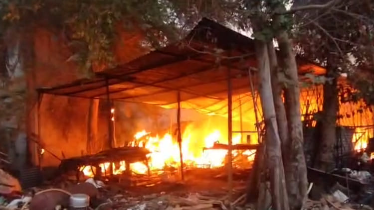 Jalaun: - Jalaun: फर्नीचर के गोदाम में लगी आग, सोफा-डबल बेड सहित लाखों का सामान जलकर राख