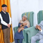 UP: दिवंगत - UP: दिवंगत मित्र सतीश के घर पहुंचे कोविंद बोले- मैं इसी परिवार का अंग हूं, कोई समस्या हो तो निसंकोच बताएं