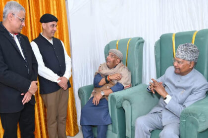 UP: दिवंगत - UP: दिवंगत मित्र सतीश के घर पहुंचे कोविंद बोले- मैं इसी परिवार का अंग हूं, कोई समस्या हो तो निसंकोच बताएं