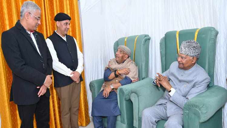 UP: दिवंगत - UP: दिवंगत मित्र सतीश के घर पहुंचे कोविंद बोले- मैं इसी परिवार का अंग हूं, कोई समस्या हो तो निसंकोच बताएं