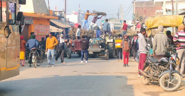 Lakhimpur - Lakhimpur Kheri News: पलिया-निघासन मार्ग पर गन्ना लदा ट्रैक्टर खराब, लगा जाम
