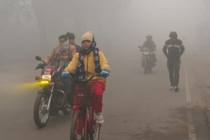 Lakhimpur - Lakhimpur Kheri News: कोहरे के साथ सुबह-शाम सर्द हवा बढ़ा रही ठिठुरन