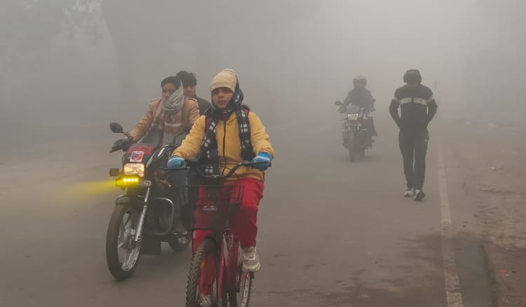 Lakhimpur - Lakhimpur Kheri News: कोहरे के साथ सुबह-शाम सर्द हवा बढ़ा रही ठिठुरन