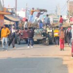 Lakhimpur - Lakhimpur Kheri News: पलिया-निघासन मार्ग पर गन्ना लदा ट्रैक्टर खराब, लगा जाम