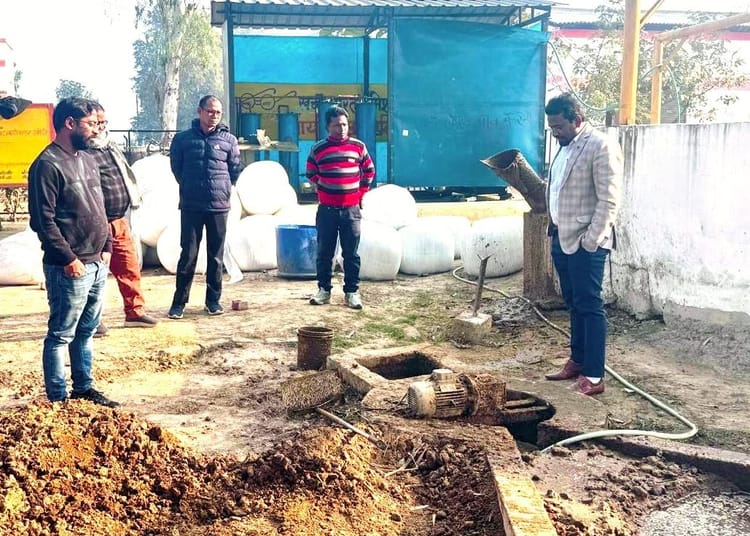 Lakhimpur - Lakhimpur Kheri News: गोशाला में बायोगैस प्लांट से बनने लगी बिजली, फैला उजियारा