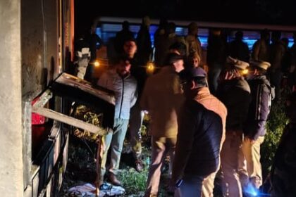 बाराबंकी: - बाराबंकी: गोरखपुर से दिल्ली जा रही बस 15 फीट नीचे गिरकर पलटी, 55 यात्री थे सवार; 12 को आईं गंभीर चोटें