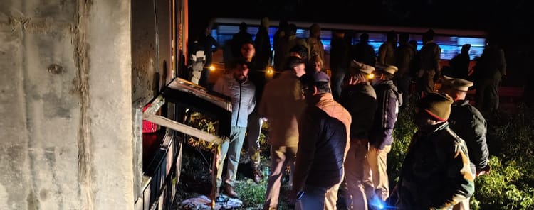 बाराबंकी: - बाराबंकी: गोरखपुर से दिल्ली जा रही बस 15 फीट नीचे गिरकर पलटी, 55 यात्री थे सवार; 12 को आईं गंभीर चोटें