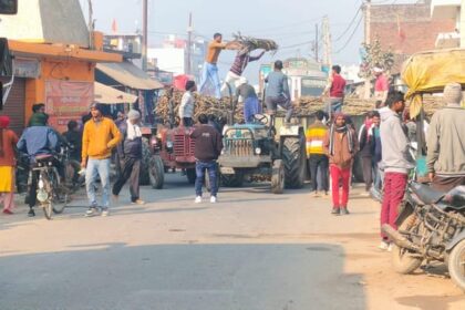 Lakhimpur - Lakhimpur Kheri News: पलिया-निघासन मार्ग पर गन्ना लदा ट्रैक्टर खराब, लगा जाम