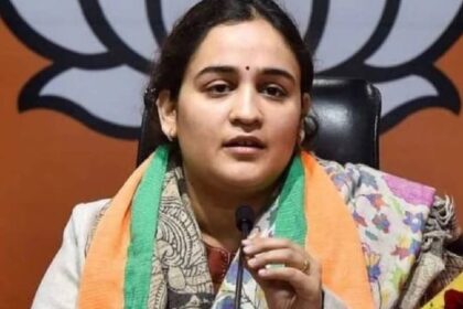 UP Politics - UP Politics News: प्रतीक यादव ने अपर्णा यादव से तलाक लेने का किया एलान, इंस्टा पोस्ट पर लिखी ये बात