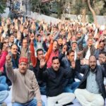 Shahjahanpur - Shahjahanpur News: तबादले के विरोध में शिक्षकों ने भरी हुंकार, बीएसए कार्यालय परिसर में किया धरना प्रदर्शन