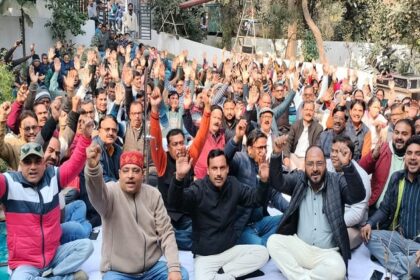 Shahjahanpur - Shahjahanpur News: तबादले के विरोध में शिक्षकों ने भरी हुंकार, बीएसए कार्यालय परिसर में किया धरना प्रदर्शन