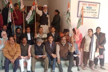 Lakhimpur - Lakhimpur Kheri News: मणिकर्णिका घाट ध्वस्तीकरण के विरोध में कांग्रेस का धरना-प्रदर्शन