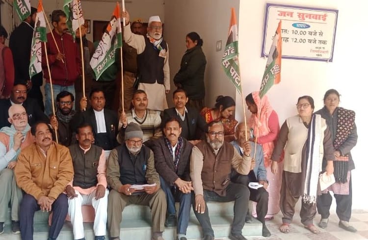 Lakhimpur - Lakhimpur Kheri News: मणिकर्णिका घाट ध्वस्तीकरण के विरोध में कांग्रेस का धरना-प्रदर्शन