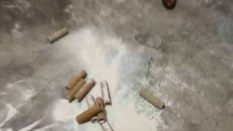 UP : - UP : हापुड़ में 200 किलो गन कॉटन पाउडर, विस्फोटक सामग्री से बनी 2,000 मोमबत्तियां...दूसरे उपकरण भी बरामद