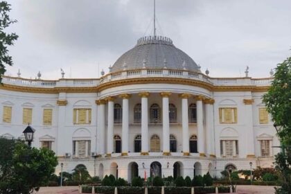 West - West Bengal: 'मुर्शिदाबाद में हालात को काबू में करने के लिए उठाएं कदम', लोकभवन ने राज्य सरकार से की अपील