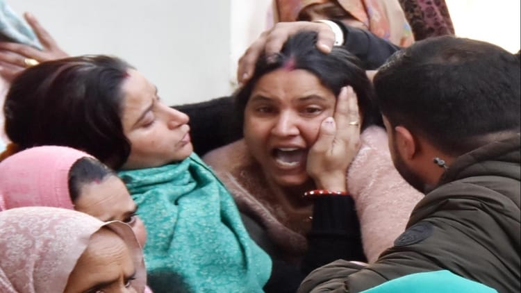 Killing - Killing & Suicide: खून सने कमरे में जाने से रोकी बहनें, दहाड़े मारकर रोईं, बोलीं- भाई हमें तो कुछ बताता