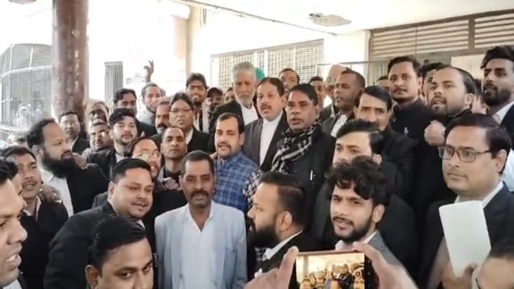 संभल: - संभल: सीजेएम विभांशु सुधीर के तबादले के विरोध में अधिवक्ता लामबंद, चंदाैसी में जोरदार प्रदर्शन