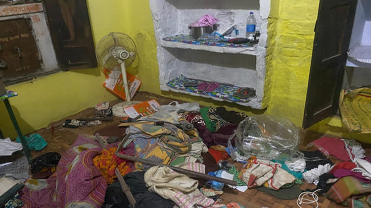 Jaluan: - Jaluan: किसान के घर से 80 लाख के जेवरात चोरी, किसान प्रयागराज माघ मेले में गया था