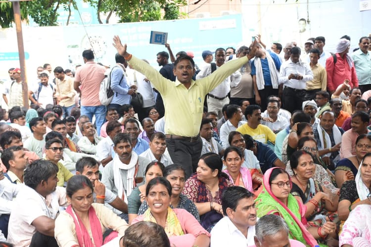 यूपी: - यूपी: शिक्षामित्रों के तबादले की प्रक्रिया में हुआ बदलाव, डीएम की अध्यक्षता वाली समिति लेगी फैसले