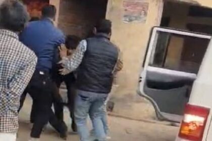 UP: रिश्वत - UP: रिश्वत लेते पकड़ा गया बिजली विभाग का जेई...गिरफ्तार होते ही गिड़गिड़ाने लगा, घसीटते हुए ले गई टीम