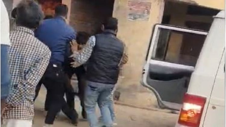 UP: रिश्वत - UP: रिश्वत लेते पकड़ा गया बिजली विभाग का जेई...गिरफ्तार होते ही गिड़गिड़ाने लगा, घसीटते हुए ले गई टीम