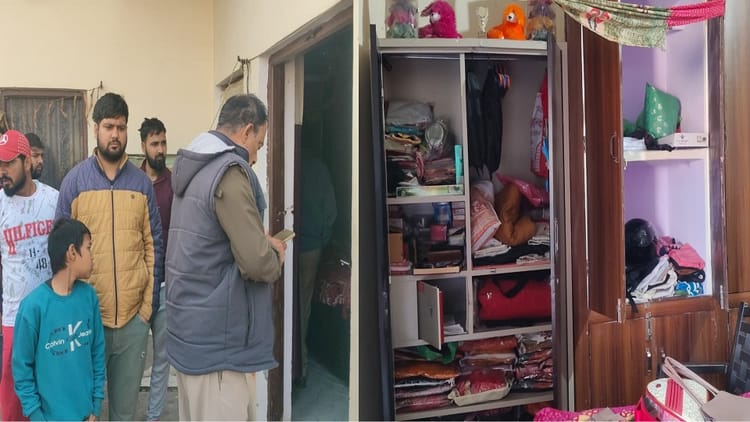 मथुरा - मथुरा में चोरी की बड़ी वारदात: परिवार के लोग सोते रहे, चोरों ने खंगाल डाला कमरा; लाखों के जेवर व नकदी ले उड़े