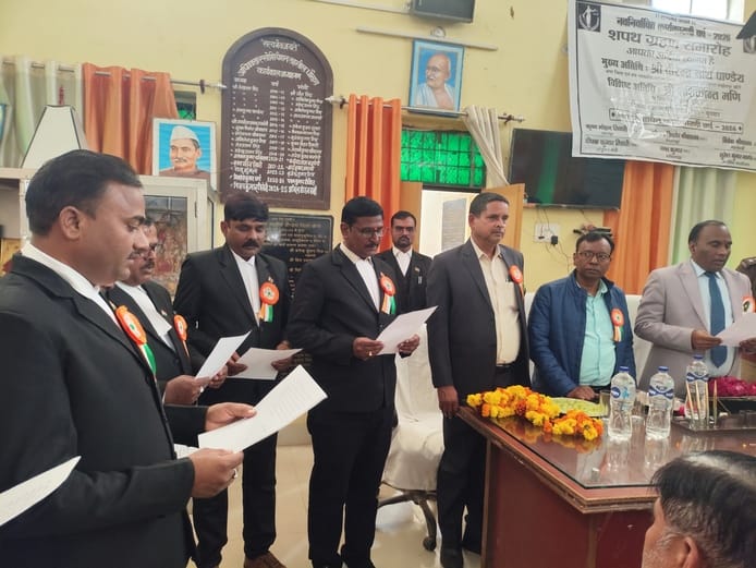 Lakhimpur - Lakhimpur Kheri News: अधिवक्ता संघ की नवनिर्वाचित कार्यकारिणी ने ली शपथ
