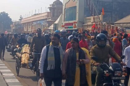 राम मंदिर: - राम मंदिर: प्राण प्रतिष्ठा वर्षगांठ पर अयोध्या में उत्सवी माहौल, रामलला के दर्शन को उमड़ी श्रद्धालुओं की भीड़