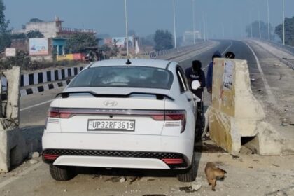 UP: लखीमपुर - UP: लखीमपुर खीरी में ओवरब्रिज पर रखे बोल्डर से टकराई कार, एक युवक की मौत... दो अन्य की हालत नाजुक