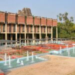 IIT: - IIT: सरकार सख्त, अब कैंपस में आत्महत्या होने पर निदेशक-एचओडी पर गिरेगी गाज