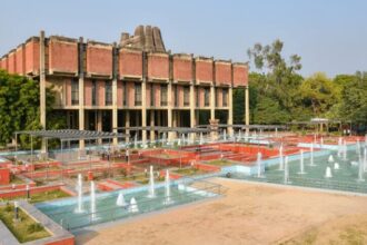 IIT: - IIT: सरकार सख्त, अब कैंपस में आत्महत्या होने पर निदेशक-एचओडी पर गिरेगी गाज