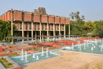 IIT: - IIT: सरकार सख्त, अब कैंपस में आत्महत्या होने पर निदेशक-एचओडी पर गिरेगी गाज