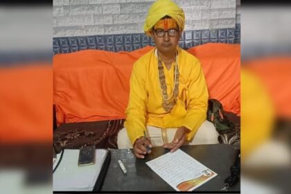 Prayagraj - Prayagraj : शंकराचार्य को स्नान कराने के लिए फलाहारी महाराज ने सीएम योगी को खून से लिखा पत्र