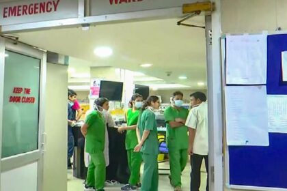 UP News: - UP News: 15 साल सेवा के बाद बेरोजगार हुए आउटसोर्स कर्मी, अपर मुख्य सचिव से लगाई न्याय की गुहार