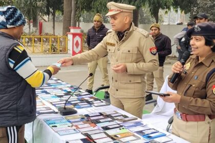 Aligarh - Aligarh News: 48 लाख से अधिक के 238 मोबाइल पुलिस ने ढूंढ निकाले, अपना फोन पाकर खिले लोगों के चेहरे