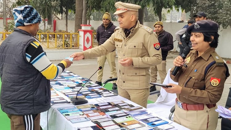 Aligarh - Aligarh News: 48 लाख से अधिक के 238 मोबाइल पुलिस ने ढूंढ निकाले, अपना फोन पाकर खिले लोगों के चेहरे