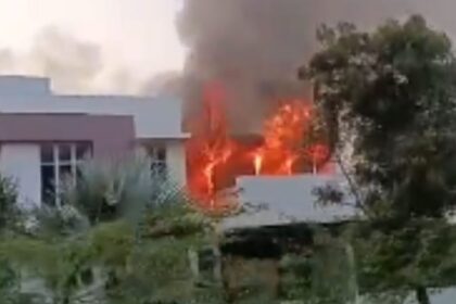 बेल्लारी - बेल्लारी में सियासी आगजनी: मॉडल हाउस फूंका गया, भाजपा विधायक के परिजन ने कांग्रेस समर्थकों पर लगाया आरोप