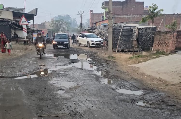 Lakhimpur - Lakhimpur Kheri News: मैगलगंज में सड़कों की हालत बदतर, उखड़ गईं डामर