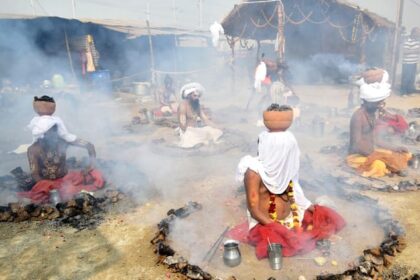 UP: तप... - UP: तप... खाक चौक के तपस्वी नगर में धूनी तपस्या, बड़ी संख्या में पंचधूनी साधना में साधु-संत; जानें इसका महत्व