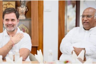 Cong - Cong v BJP: खरगे बोले- केंद्र ने राज्यपालों को कठपुतली बनाया; राहुल का आरोप- EC वोट चोरी में सहभागी, गुजरात...