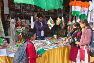Lakhimpur - Lakhimpur Kheri News: तिरंगे से सजे बाजार, कार्यक्रमों की तैयारी में जुटे स्कूली बच्चे