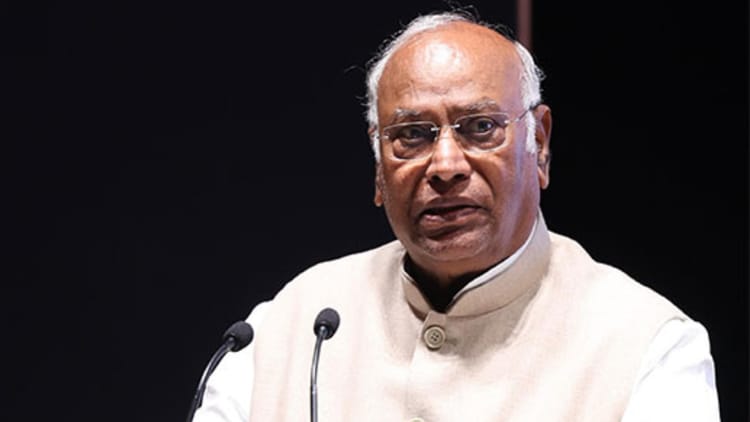 Mallikarjun - Mallikarjun Kharge: राष्ट्रीय मतदाता दिवस पर खरगे बोले- चुनाव आयोग दबाव में, इसकी आजादी बचाना हमारी जिम्मेदारी