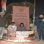 Aligarh - Aligarh Muslim University: छात्रसंघ चुनाव कराने के लिए मौन व्रत शुरू, डक पॉन्ड पर बैठा छात्र सोनपाल